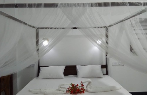 Pottuvil Division 2 Hotel | Cardinals Bay Resort