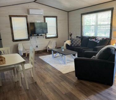 Mechanic Settlement Cabina | Cardwell cabins