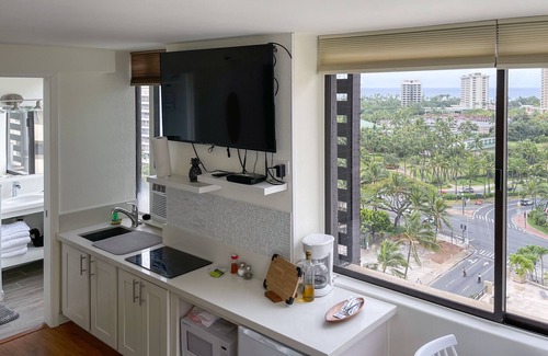 McCully - Moiliili Condominio | Carefree Hawaiian Monarch Studio | Pool + Gym