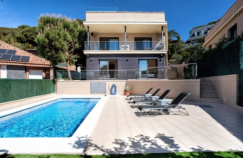 Premia de Dalt Casa | ATTEKA - Elegante casa con piscina privada cerca de Barcelona