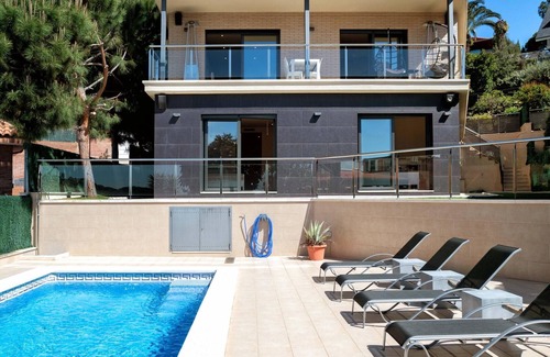 Premia de Dalt Casa | ATTEKA - Elegante casa con piscina privada cerca de Barcelona