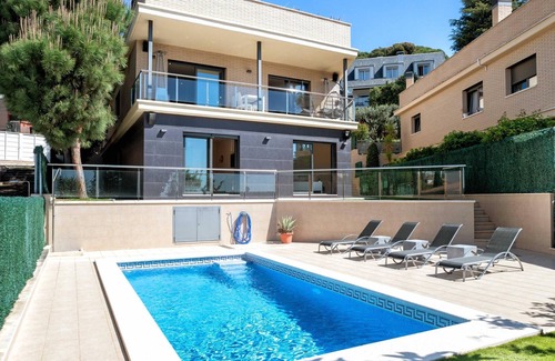 Premia de Dalt Casa | ATTEKA - Elegante casa con piscina privada cerca de Barcelona