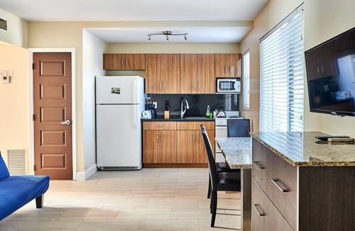 Hollywood Hotel | Caribbean Resort Suites