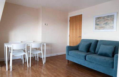 Burton on Trent Apartamento | Caribou Suite-Bright & Spacious 2-Bed, Gated Parking, Close to City & Hospital