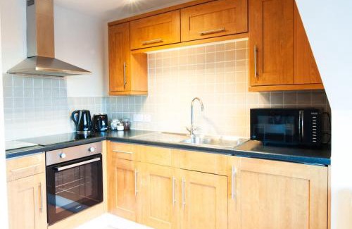 Burton on Trent Apartamento | Caribou Suite-Bright & Spacious 2-Bed, Gated Parking, Close to City & Hospital