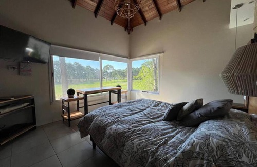 Cariló Casa | Carilo para 10, frente al golf con Pileta Climatizada!