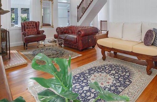 Woolloongabba Casa | Carininya Indoor outdoor Charm in Buzzing Locale