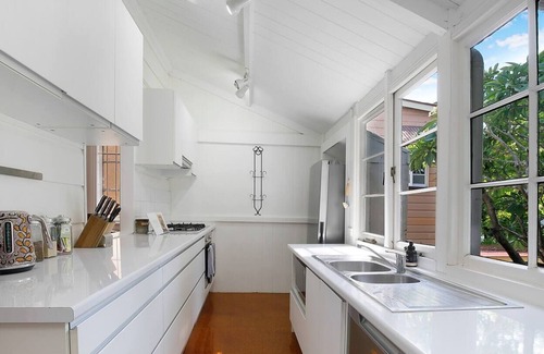 Woolloongabba Casa | Carininya Indoor outdoor Charm in Buzzing Locale