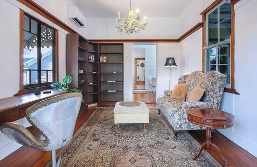 Woolloongabba Casa | Carininya Indoor outdoor Charm in Buzzing Locale