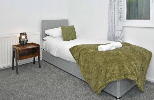 Stoke-on-Trent Casa | Carling House, lovely 3 bedroom home near local attractions in Stoke