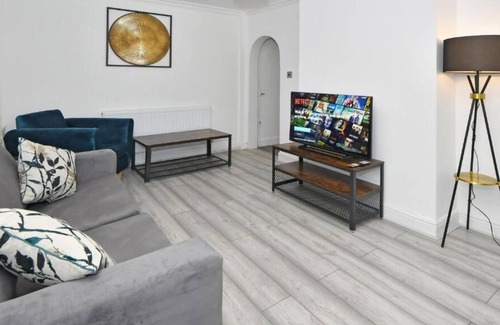 Stoke-on-Trent Casa | Carling House, lovely 3 bedroom home near local attractions in Stoke