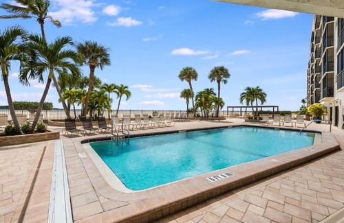 South Island Apartamento | Carlos Pointe 422, Heated Pool, 2 Bedrooms, Gulf Front, Elevator, Sleeps 6