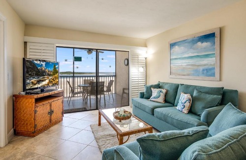 South Island Apartamento | Carlos Pointe 422, Heated Pool, 2 Bedrooms, Gulf Front, Elevator, Sleeps 6