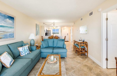South Island Apartamento | Carlos Pointe 422, Heated Pool, 2 Bedrooms, Gulf Front, Elevator, Sleeps 6