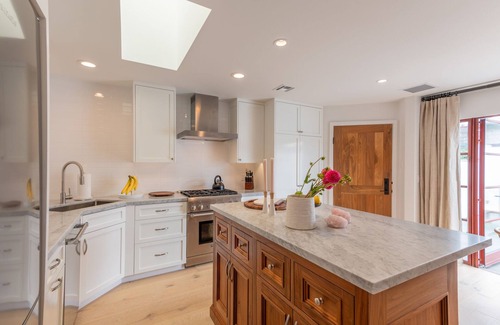 Golden Rectangle Apartamento | Carmel-By-The-Sea~~ Corner of Mission & 7th. ~~ 2 Bedroom Luxury Apartment