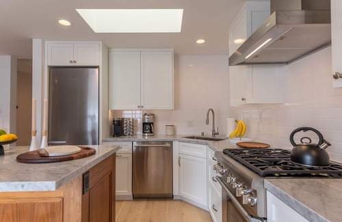 Golden Rectangle Apartamento | Carmel-By-The-Sea~~ Corner of Mission & 7th. ~~ 2 Bedroom Luxury Apartment