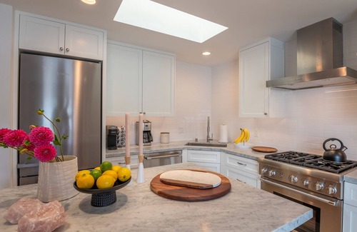 Golden Rectangle Apartamento | Carmel-By-The-Sea~~ Corner of Mission & 7th. ~~ 2 Bedroom Luxury Apartment
