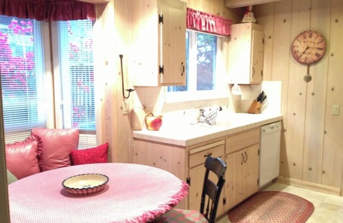 Hatton Fields Cabaña | Carmel charmer!! Short, 10 min. walk to town center. Close to trail to Mission.