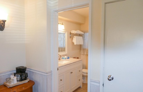 Northwest Carmel Casa | Carmel Fireplace Inn