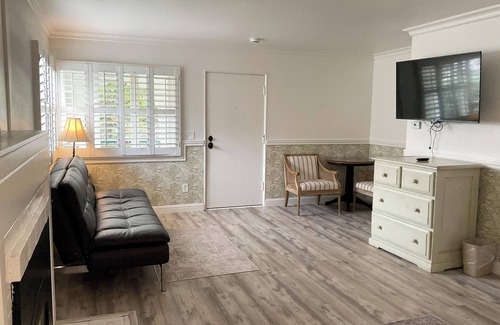 Golden Rectangle Casa | Carmel Green Lantern Inn