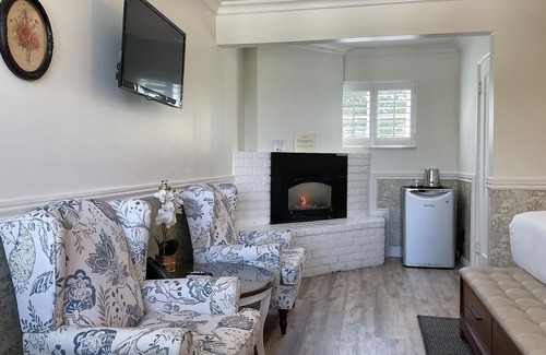 Golden Rectangle Casa | Carmel Green Lantern Inn