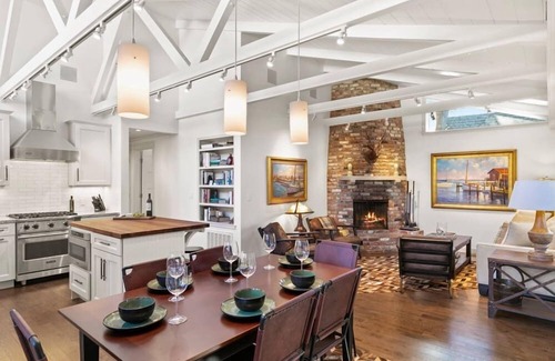 Northeast Carmel Casa | Carmel's Wy Knot: Beautiful remodel in Carmel-by-the-Sea!
