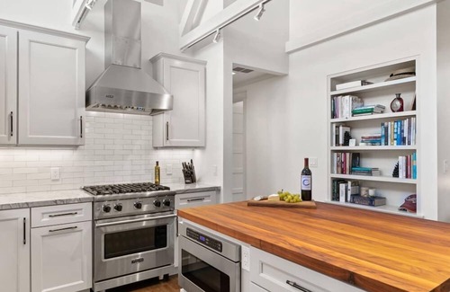 Northeast Carmel Casa | Carmel's Wy Knot: Beautiful remodel in Carmel-by-the-Sea!