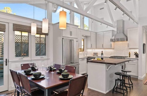 Northeast Carmel Casa | Carmel's Wy Knot: Beautiful remodel in Carmel-by-the-Sea!