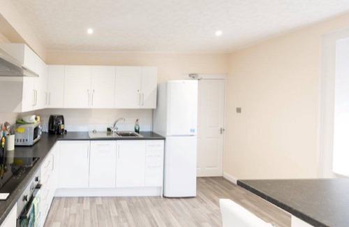 Banff Casa | "Carnation" es una habitación doble con baño dentro de la casa de Josie en Banff