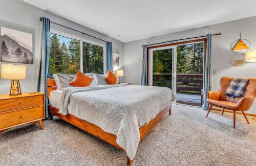 Carnelian Bay Casa | Carnelian Bay Retreat with Deck & Bonus Room