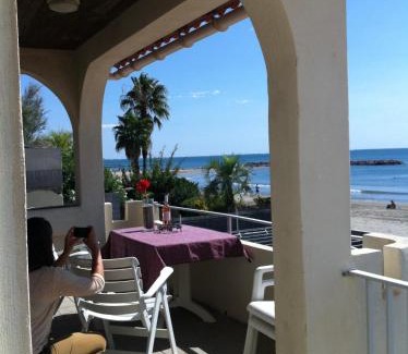 Carnon-Plage Apartamento | CARNON PLAGE évasion en bord de mer les pieds dans le sable Logement T4 pour 6 pers Terrasse vue mer Parking privé gratuit Accueil personnalisé