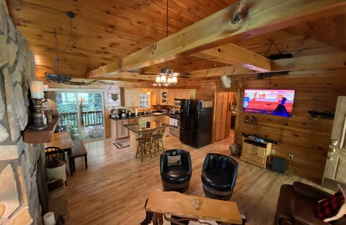 Waynesville Cabina | Carolina CREEKSIDE Cabin - Fire Pit & HOT TUB on the Creek - Easy Access