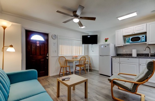 Sunset Reef Apartamento | Carousel Suites #1- Coastal Studio steps to the Beach!