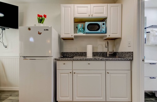 Sunset Reef Apartamento | Carousel Suites #1- Coastal Studio steps to the Beach!