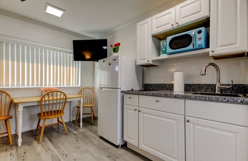 Sunset Reef Apartamento | Carousel Suites #1- Coastal Studio steps to the Beach!