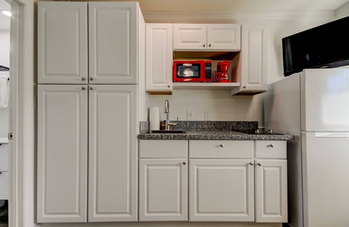 Sunset Reef Apartamento | 🎈Carousel Suites #2-Studio in Redington Shores - The Perfect Getaway!