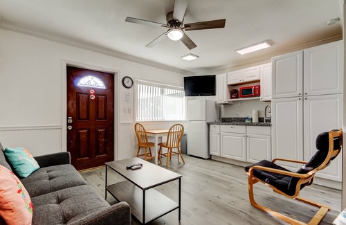 Sunset Reef Apartamento | 🌴Carousel Suite #5 – Your Beachy Hideaway in Redington Shores! 🏖️ Steps to the Beach!