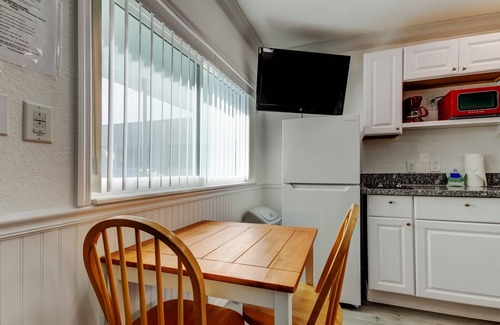 Sunset Reef Apartamento | 🌴Carousel Suite #5 – Your Beachy Hideaway in Redington Shores! 🏖️ Steps to the Beach!