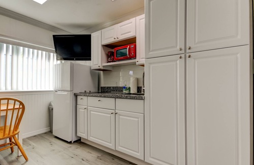 Sunset Reef Apartamento | 🌴Carousel Suite #5 – Your Beachy Hideaway in Redington Shores! 🏖️ Steps to the Beach!