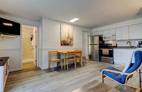 Sunset Reef Apartamento | 🦩Carousel Suites #7- Updated 1 Bedroom steps to the beach! - Perfect for a Relaxing Getaway!