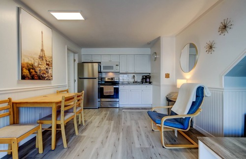 Sunset Reef Apartamento | 🦩Carousel Suites #7- Updated 1 Bedroom steps to the beach! - Perfect for a Relaxing Getaway!