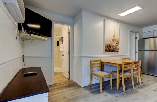 Sunset Reef Apartamento | 🦩Carousel Suites #7- Updated 1 Bedroom steps to the beach! - Perfect for a Relaxing Getaway!