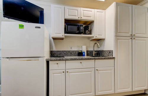 Sunset Reef Apartamento | ⛵Carousel Suites #8- Renovated Studio steps to the beach - The Perfect Getaway!