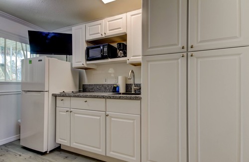 Sunset Reef Apartamento | ⛵Carousel Suites #8- Renovated Studio steps to the beach - The Perfect Getaway!