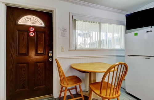 Sunset Reef Apartamento | ⛵Carousel Suites #8- Renovated Studio steps to the beach - The Perfect Getaway!