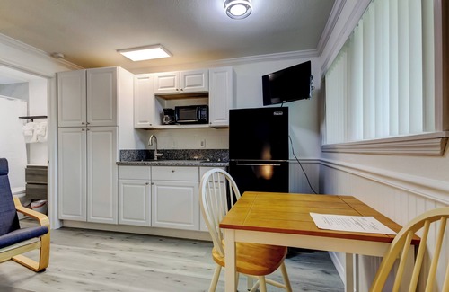Sunset Reef Apartamento | 🏖️Carousel Suites #9 - Coastal Studio Steps to the Beach!