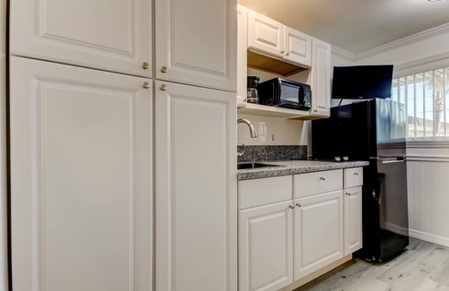 Sunset Reef Apartamento | 🏖️Carousel Suites #9 - Coastal Studio Steps to the Beach!
