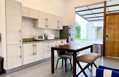 Jacó Apartamento | Carport Strong Wifi Vaulted Ceilings
