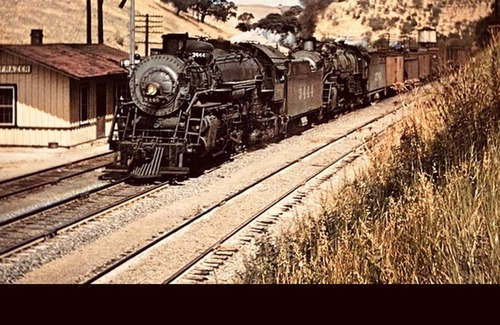 Martinez Casa | Carquinez straight Caboose train bungalow 1920’s historic stay
