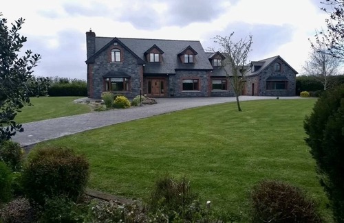 County Cavan Apartamento | Carraig House, Cozy countryside apartment